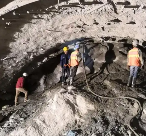 天柱拱顶带模注浆料的施工流程及注意事项